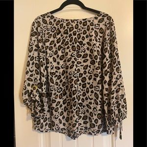 Leopard print 3/4 sleeve flowy top